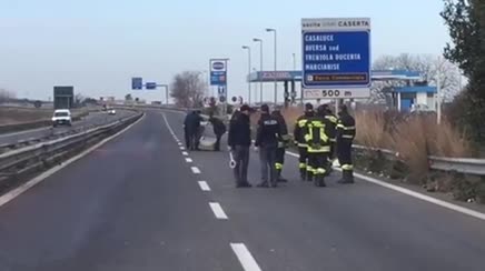 La signora investita sulla statale 162 raccolta in un telo.IMMAGINI